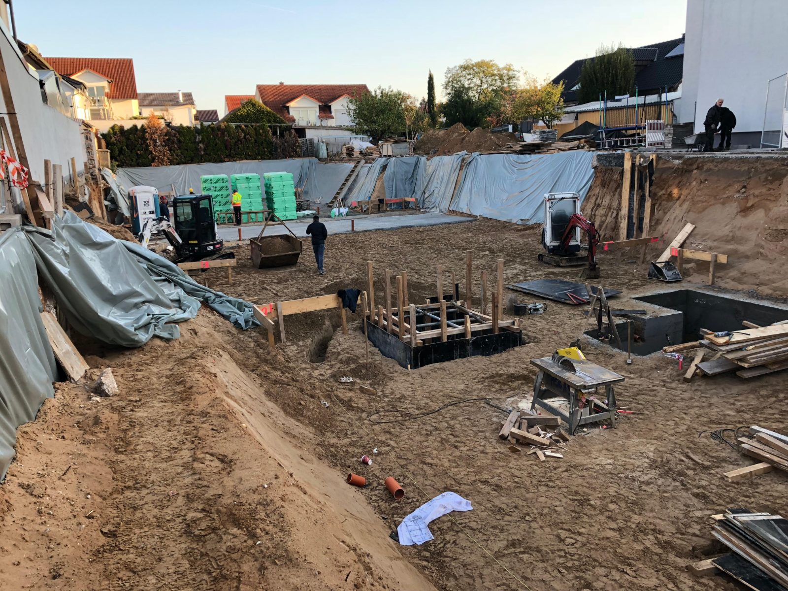 Baustelle Neubau eines Mehrfamilienhauses mit 10 Wohneinheiten und Tiefgarage, Griesheim bei Darmstadt
